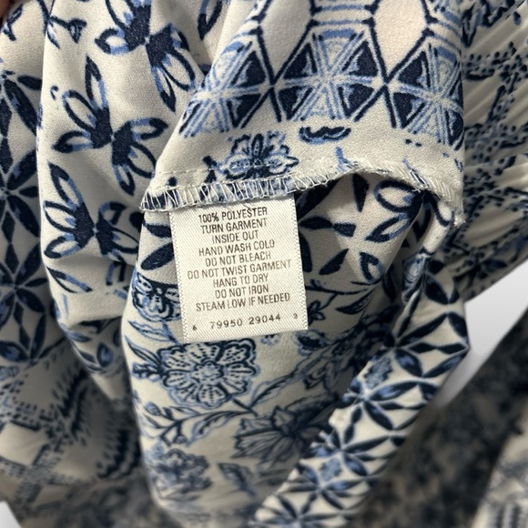 Gru Women’s Size XL Pleated Patterned V-Neck Blouse - Picture 7 of 7